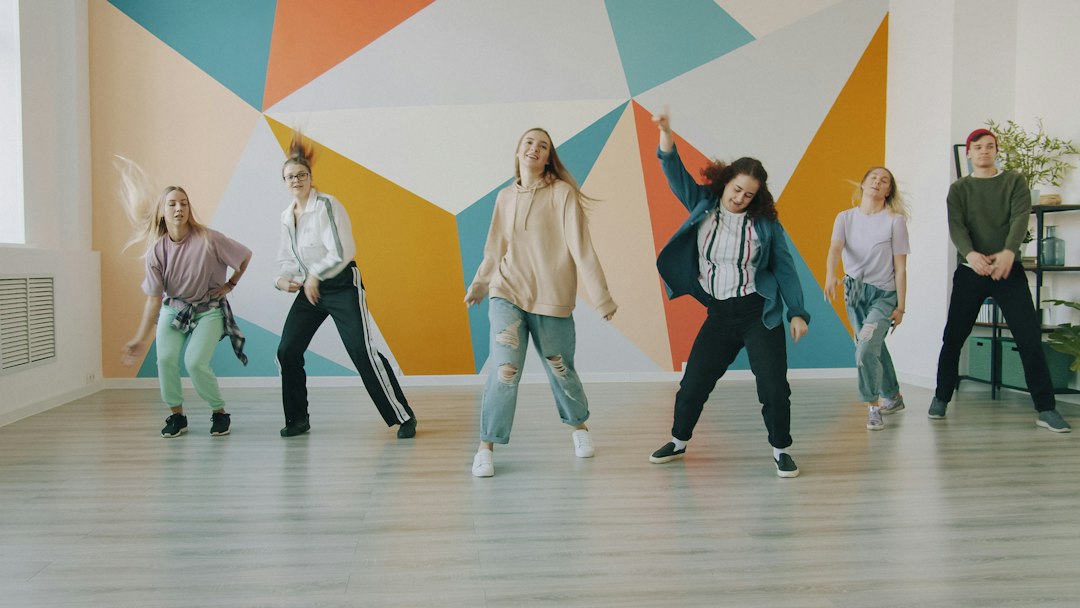 Groupe de danse K-pop chaleureux et inclusif