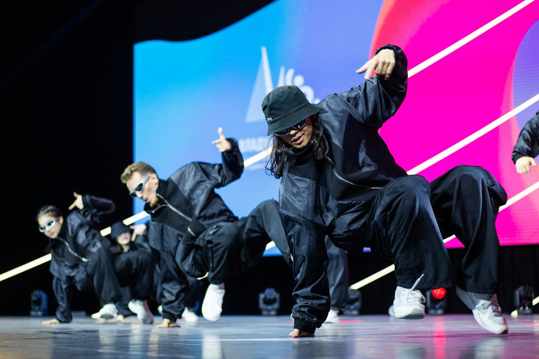 Chorégraphie K-pop sur scène en spectacle